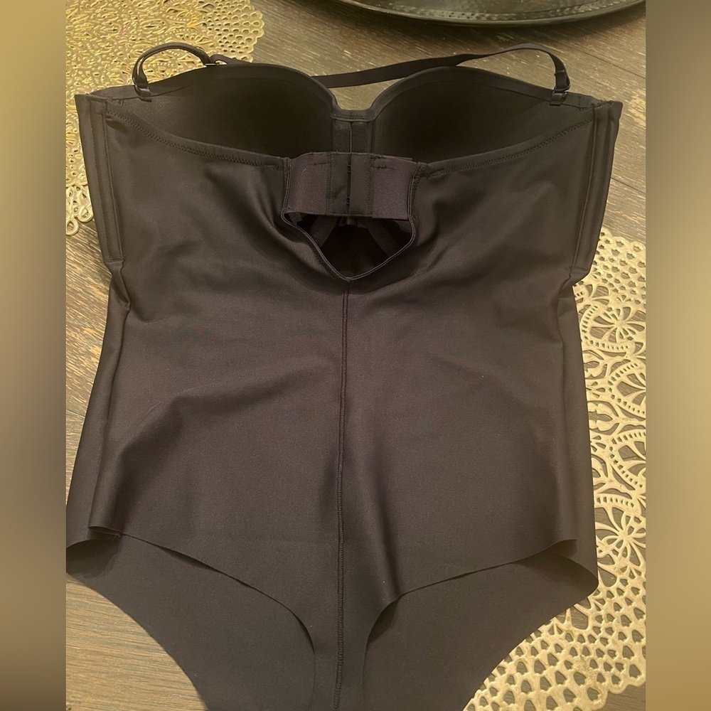 SKIMS Body Molded Underwire Thong Bodysuit | Onyx | Size L - Picture 4 of 5